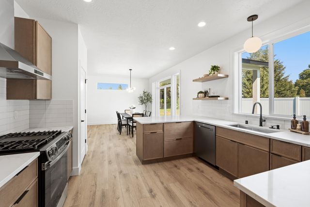 504 N Moen Ln, Greenacres, WA 99016