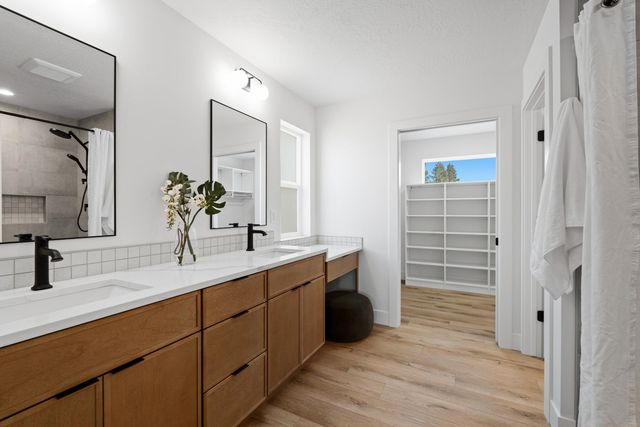 504 N Moen Ln, Greenacres, WA 99016