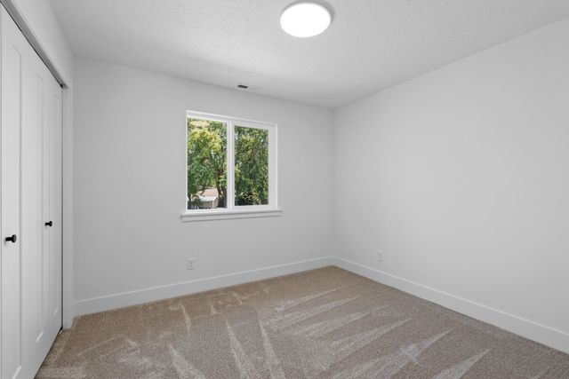 504 N Moen Ln, Greenacres, WA 99016