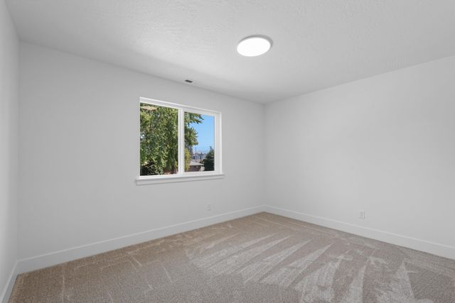 504 N Moen Ln, Greenacres, WA 99016