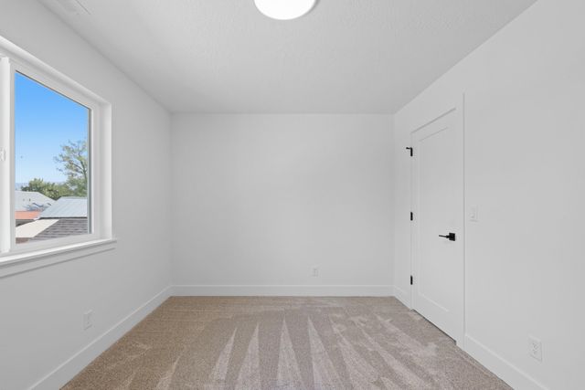 504 N Moen Ln, Greenacres, WA 99016
