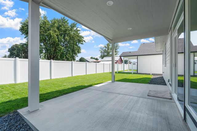 504 N Moen Ln, Greenacres, WA 99016