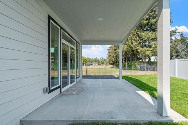 504 N Moen Ln, Greenacres, WA 99016