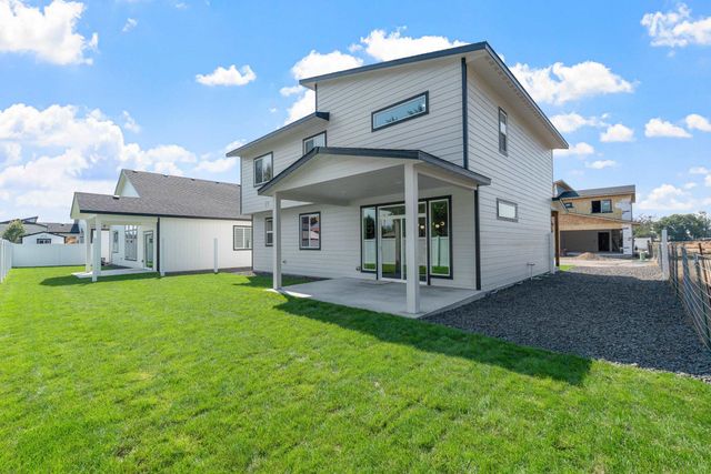 504 N Moen Ln, Greenacres, WA 99016