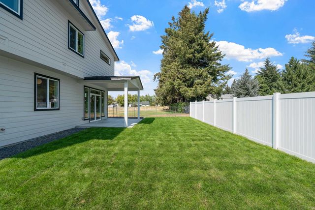 504 N Moen Ln, Greenacres, WA 99016