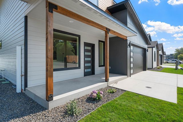 504 N Moen Ln, Greenacres, WA 99016