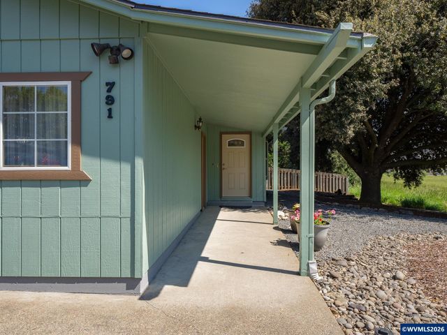 791 SW Linden Ln, Dundee, OR 97115