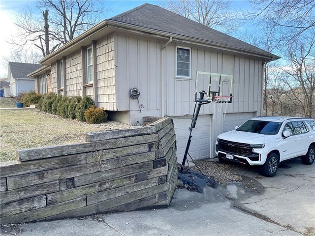 1310 N Forest Lane, Liberty, MO 64068