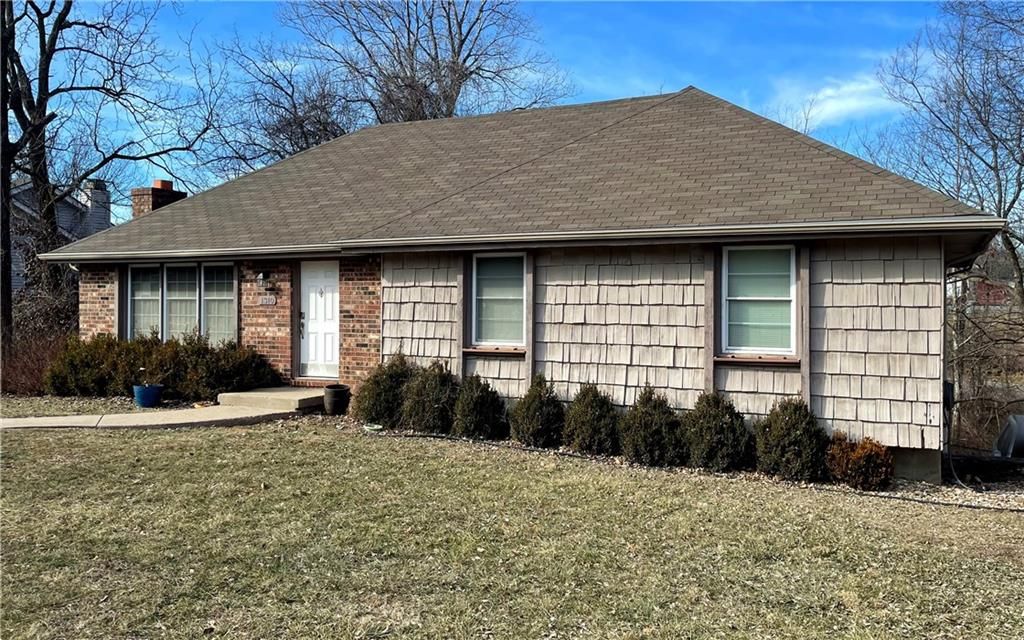 1310 N Forest Lane, Liberty, MO 64068