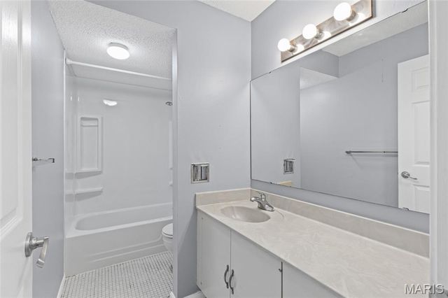 10381 Oxford Hill Drive 1, St Louis, MO 63146