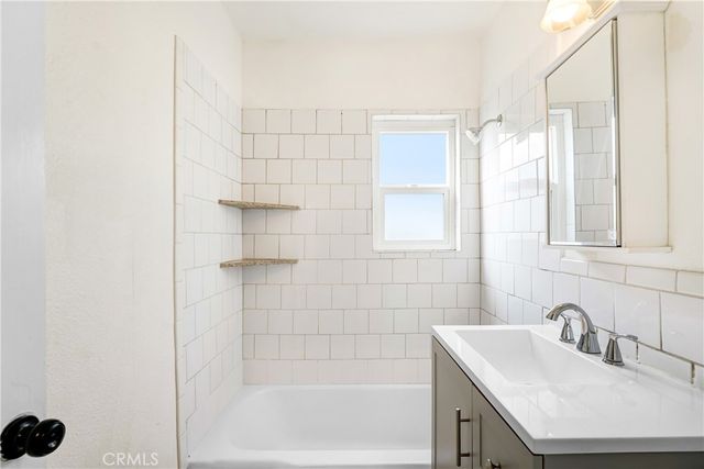 750 W 118th, Los Angeles, CA 90044