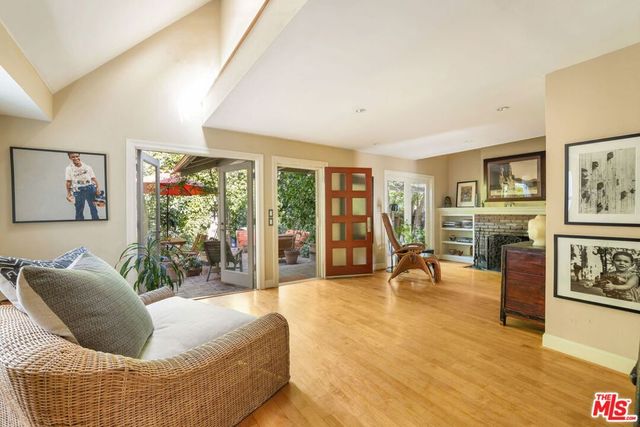 2536 Beverley Avenue, Santa Monica, CA 90405