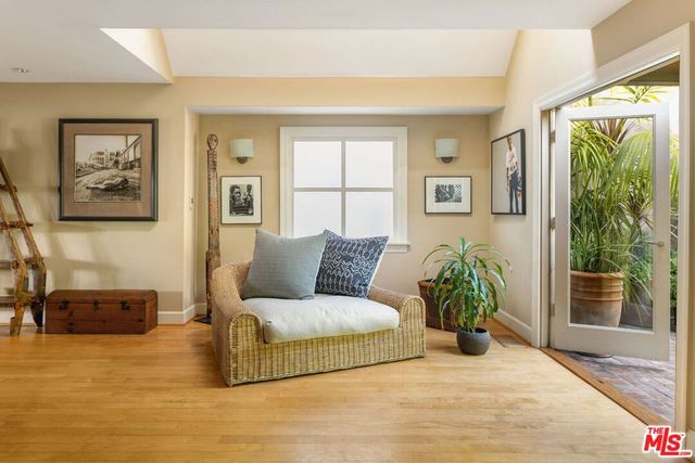 2536 Beverley Avenue, Santa Monica, CA 90405