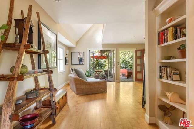 2536 Beverley Avenue, Santa Monica, CA 90405