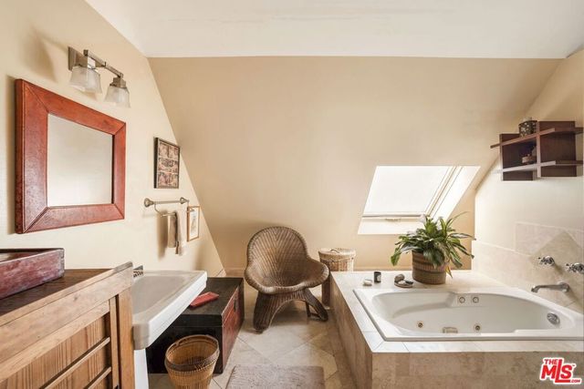 2536 Beverley Avenue, Santa Monica, CA 90405