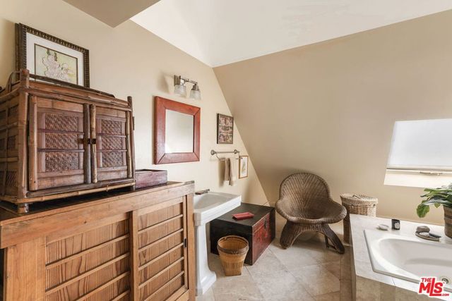 2536 Beverley Avenue, Santa Monica, CA 90405