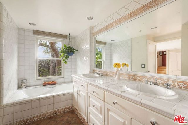 2536 Beverley Avenue, Santa Monica, CA 90405