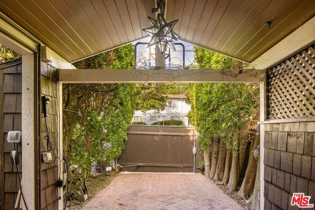 2536 Beverley Avenue, Santa Monica, CA 90405