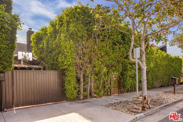 2536 Beverley Avenue, Santa Monica, CA 90405