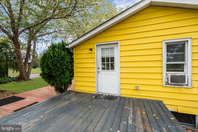 402 SHAVER DR, Florence, NJ 08518