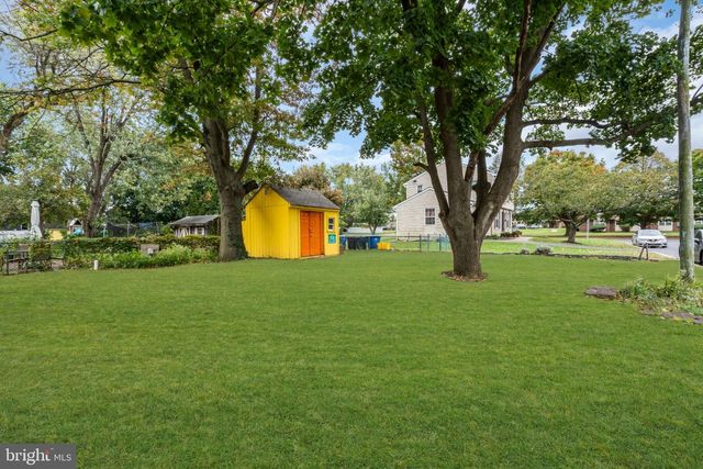 402 SHAVER DR, Florence, NJ 08518