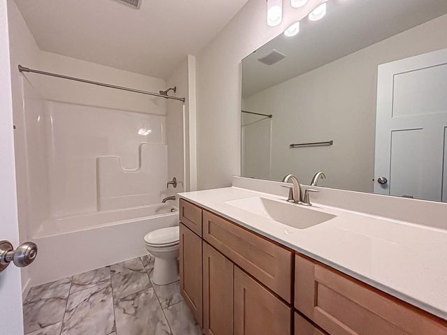 W194N15744 East Gate COURT, Jackson, WI 53037