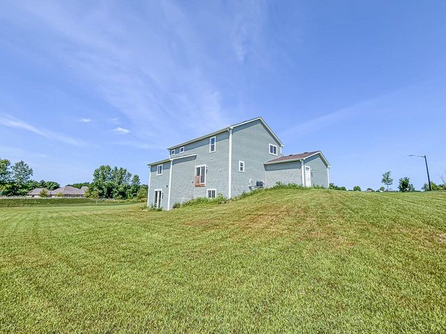 W194N15744 East Gate COURT, Jackson, WI 53037