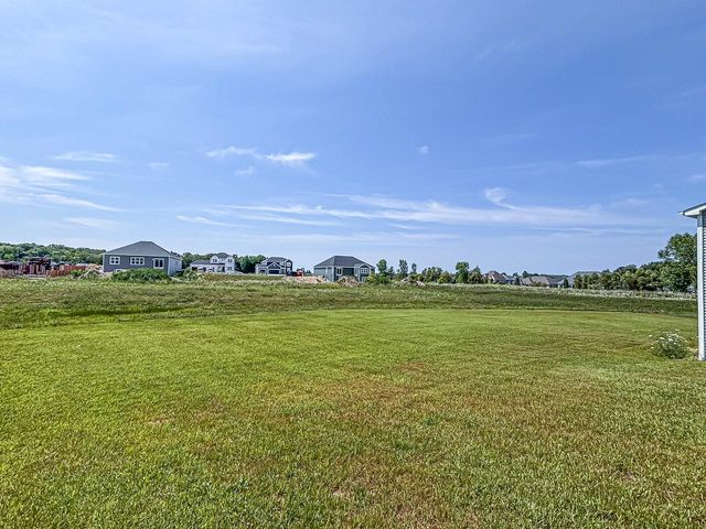 W194N15744 East Gate COURT, Jackson, WI 53037