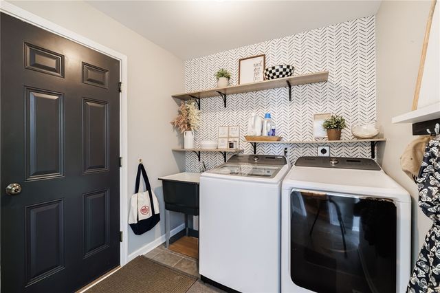 16 Parkglen Drive, Henrietta, NY 14467