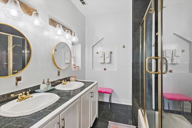 812 S Bell Avenue, Chicago, IL 60612