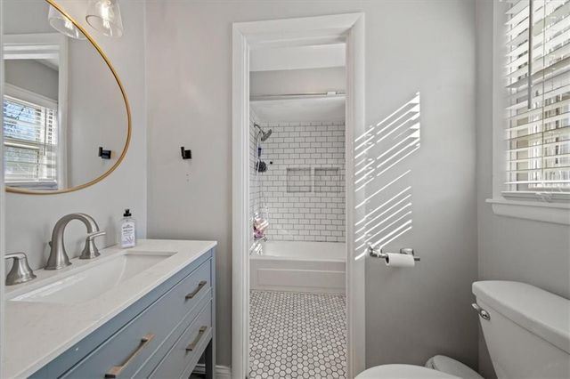 8343 Travis Lane, Overland Park, KS 66212