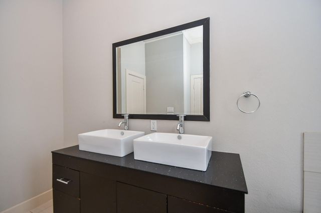 748 W 16th Street B, Houston, TX 77008