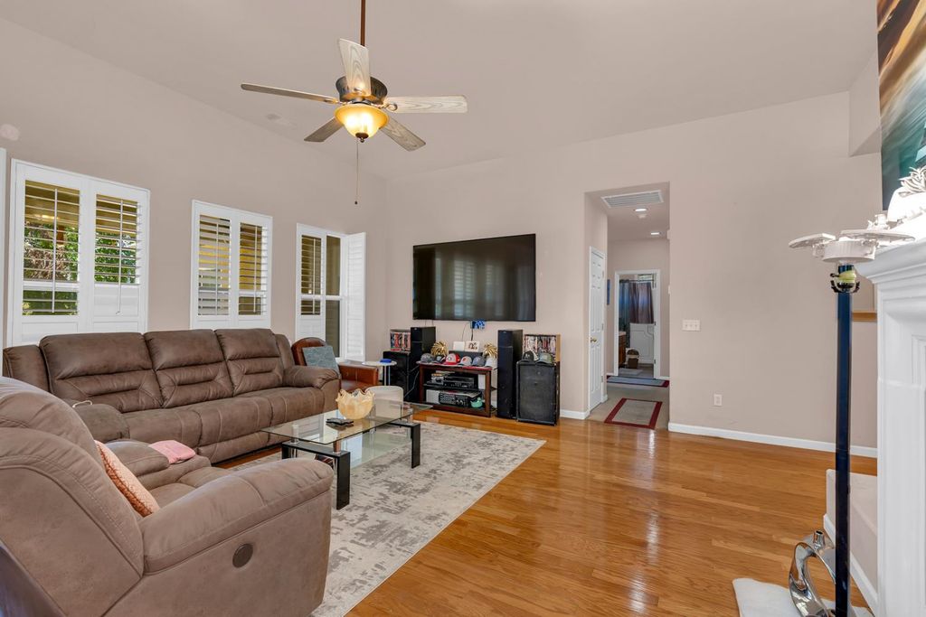 Image 10 of property listing at 7090 Emerald Street, Chowchilla, CA 93610