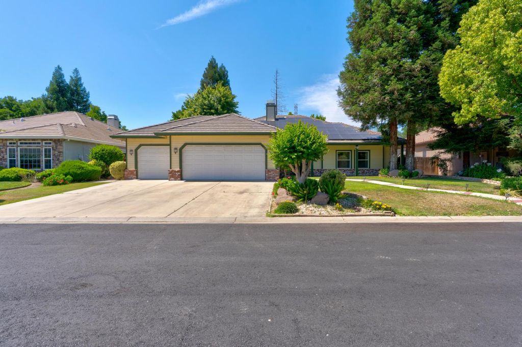 Image 2 of property listing at 7090 Emerald Street, Chowchilla, CA 93610