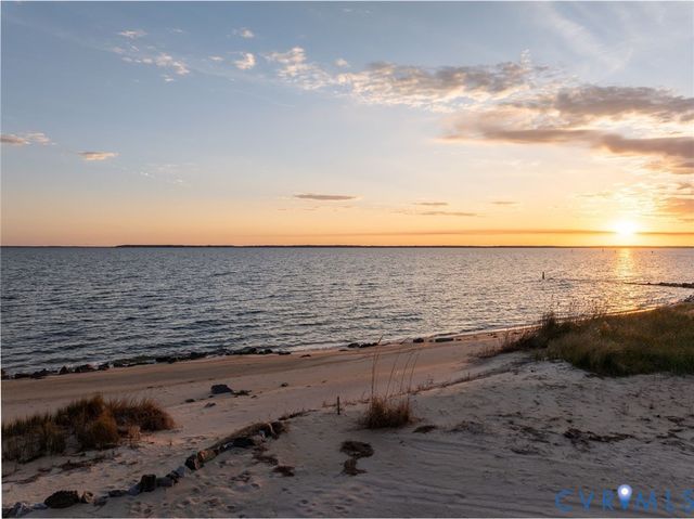 448 Windjammer Ln, White Stone, VA 22578