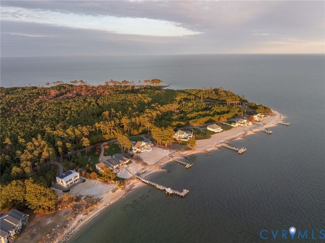 448 Windjammer Ln, White Stone, VA 22578