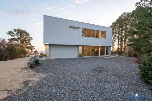 448 Windjammer Ln, White Stone, VA 22578