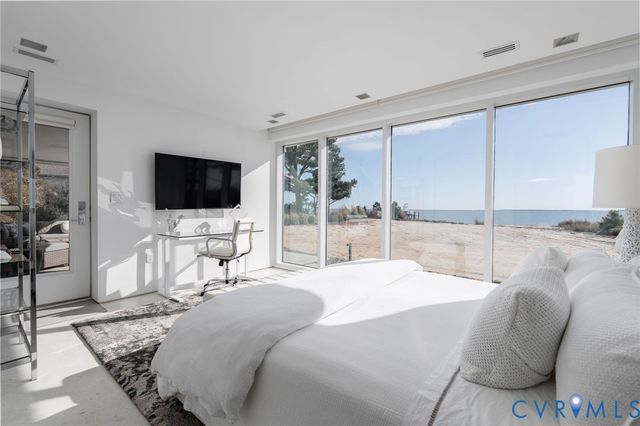 448 Windjammer Ln, White Stone, VA 22578