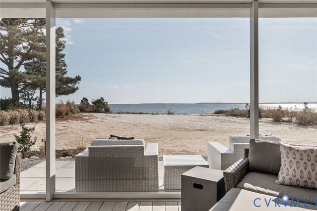 448 Windjammer Ln, White Stone, VA 22578