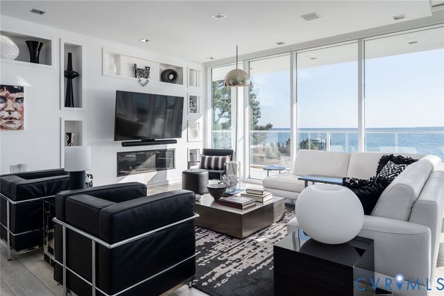 448 Windjammer Ln, White Stone, VA 22578