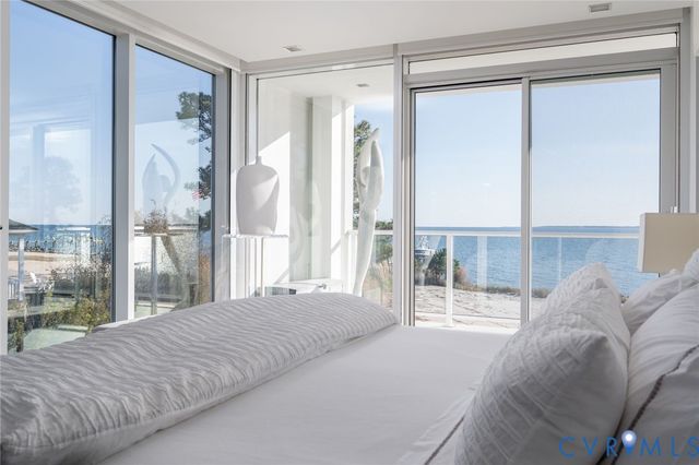 448 Windjammer Ln, White Stone, VA 22578