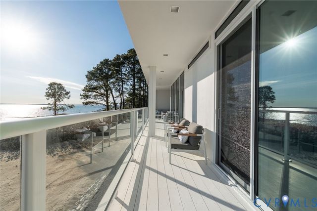 448 Windjammer Ln, White Stone, VA 22578