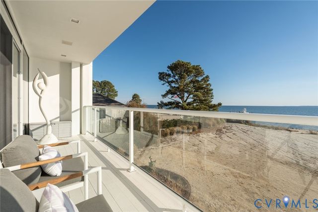 448 Windjammer Ln, White Stone, VA 22578