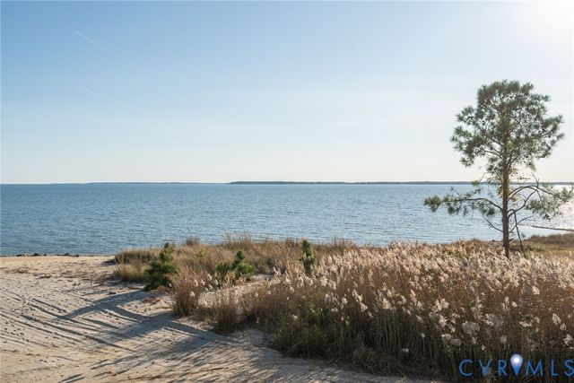 448 Windjammer Ln, White Stone, VA 22578