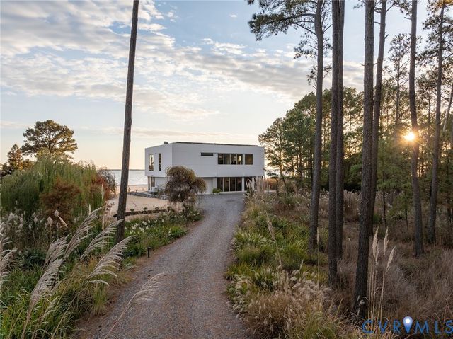 448 Windjammer Ln, White Stone, VA 22578