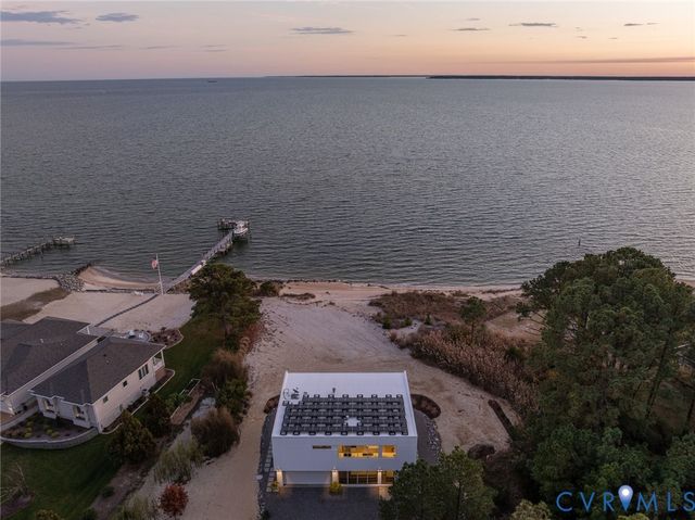 448 Windjammer Ln, White Stone, VA 22578