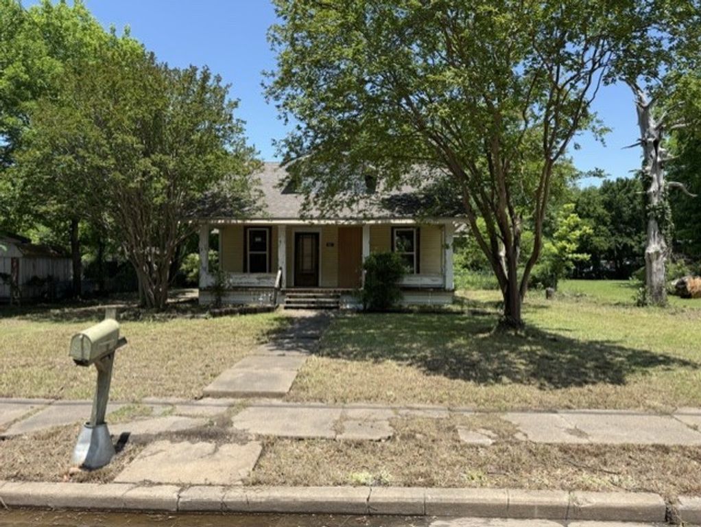 812 W 10th Street, Bonham, TX 75418