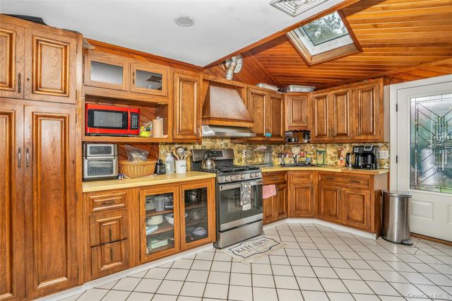 27 Middle Drive, Huntington, NY 11743