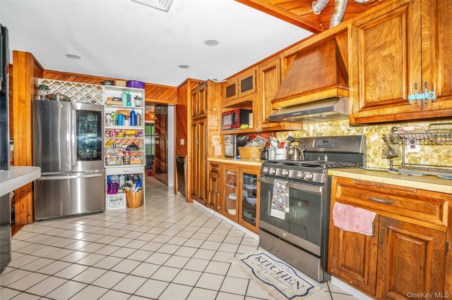 27 Middle Drive, Huntington, NY 11743