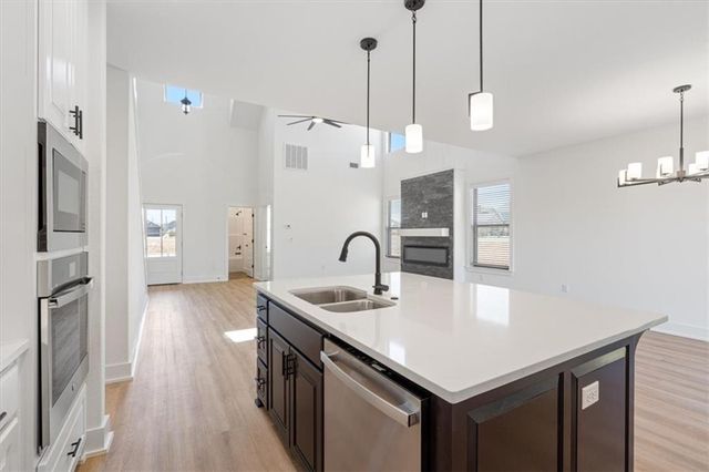 6904 SW Orange Avenue, Bentonville, AR 72713